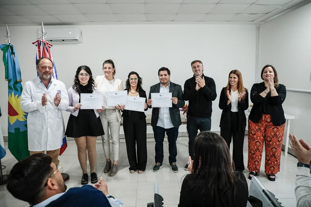 Foto grupal de residentes y autoridades 